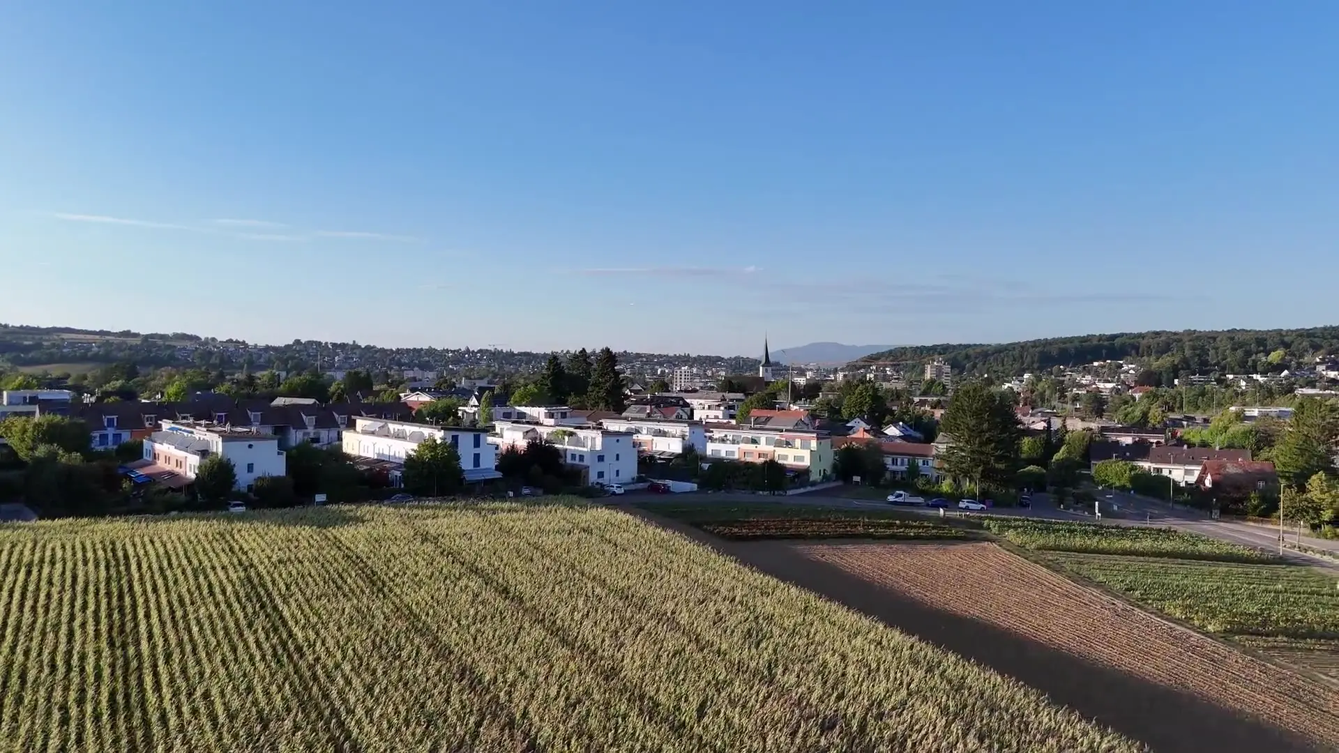 Therwil aus der Luft — Dorfkern, Felder und Bahnlinie